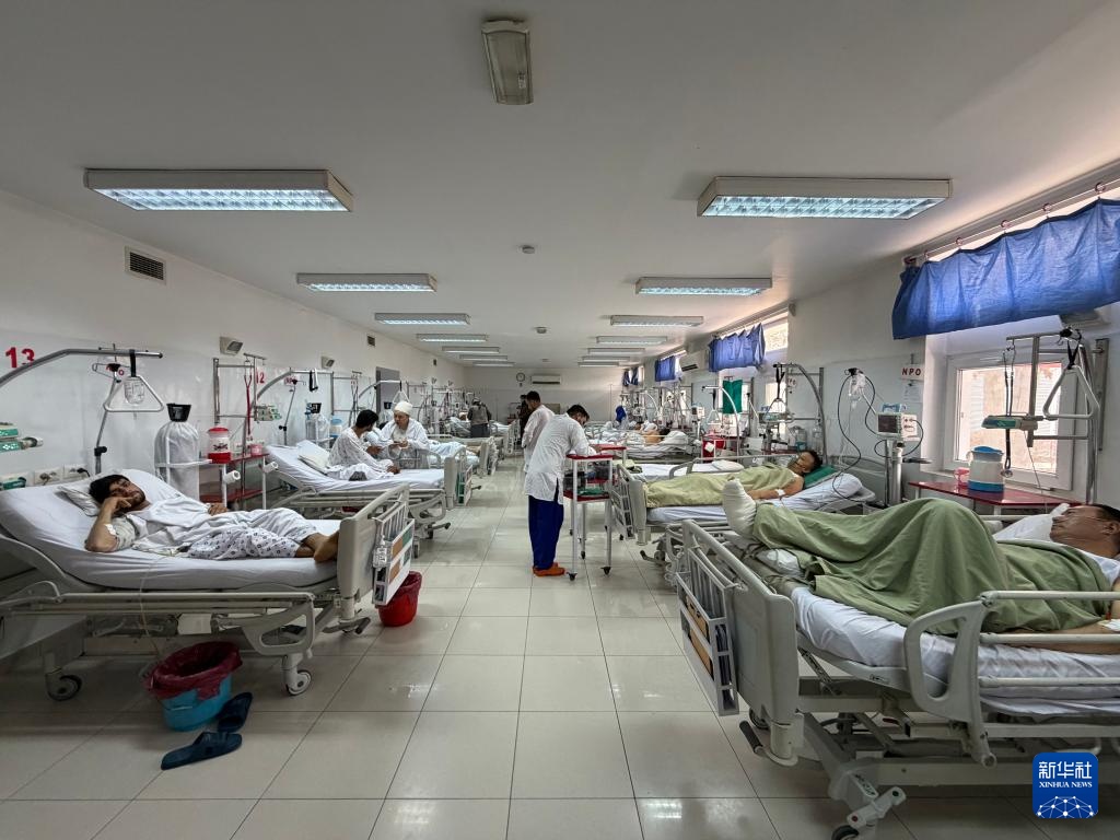 喀布尔爆炸事件伤者接受治疗