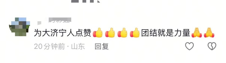 今日份暖心暴击！济宁公交车雪中打滑乘客集体推车，路人被感动：雪飘在头上也不觉得冷