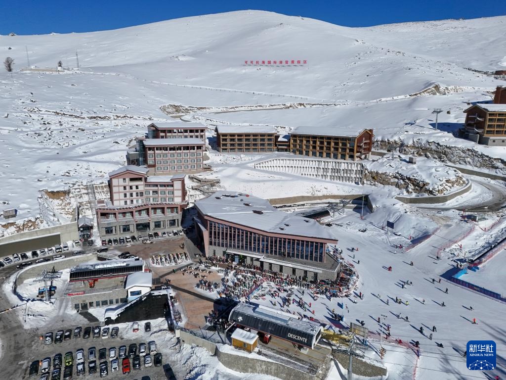 新疆阿勒泰：寒潮来袭 滑雪热情不减