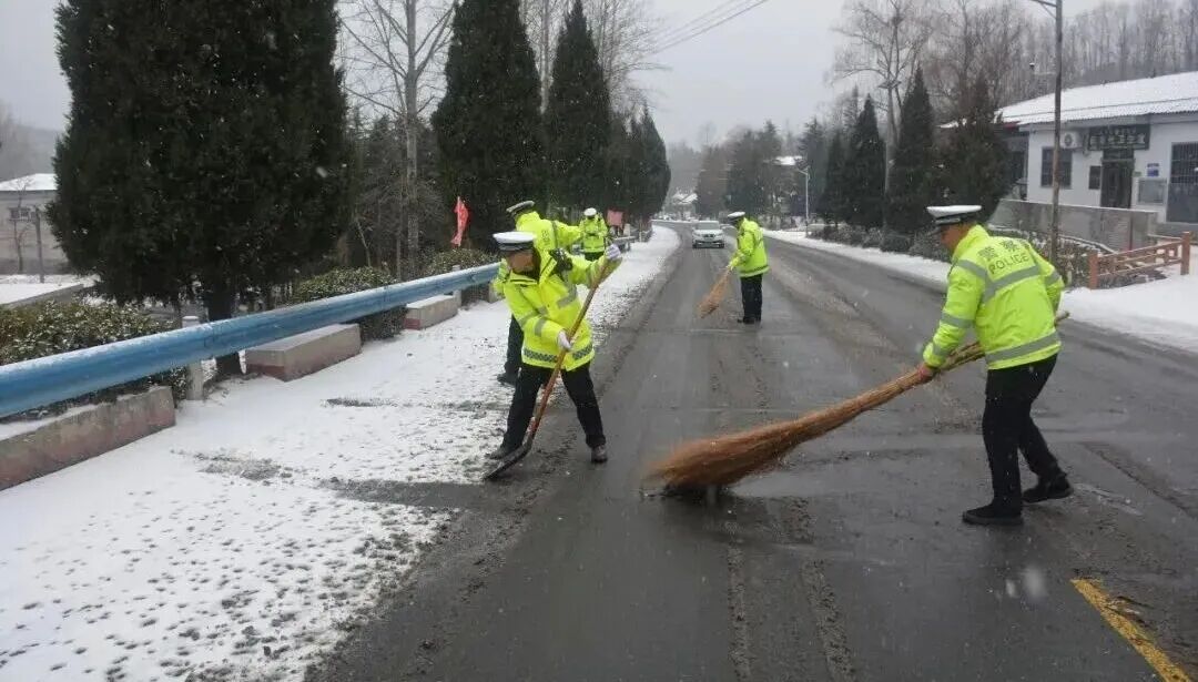 警用无人机喊话：我们将确保每一位游客安全离开！