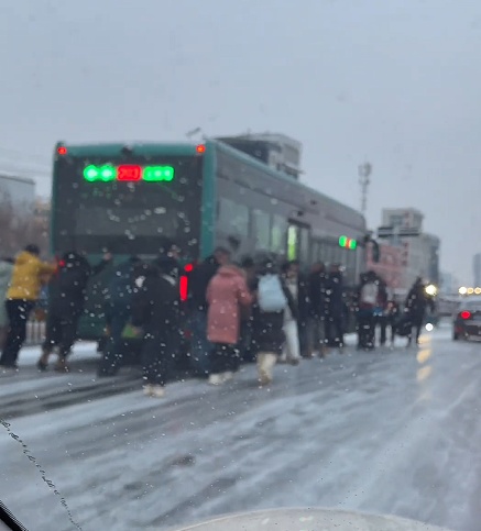 今日份暖心暴击！济宁公交车雪中打滑乘客集体推车，路人被感动：雪飘在头上也不觉得冷