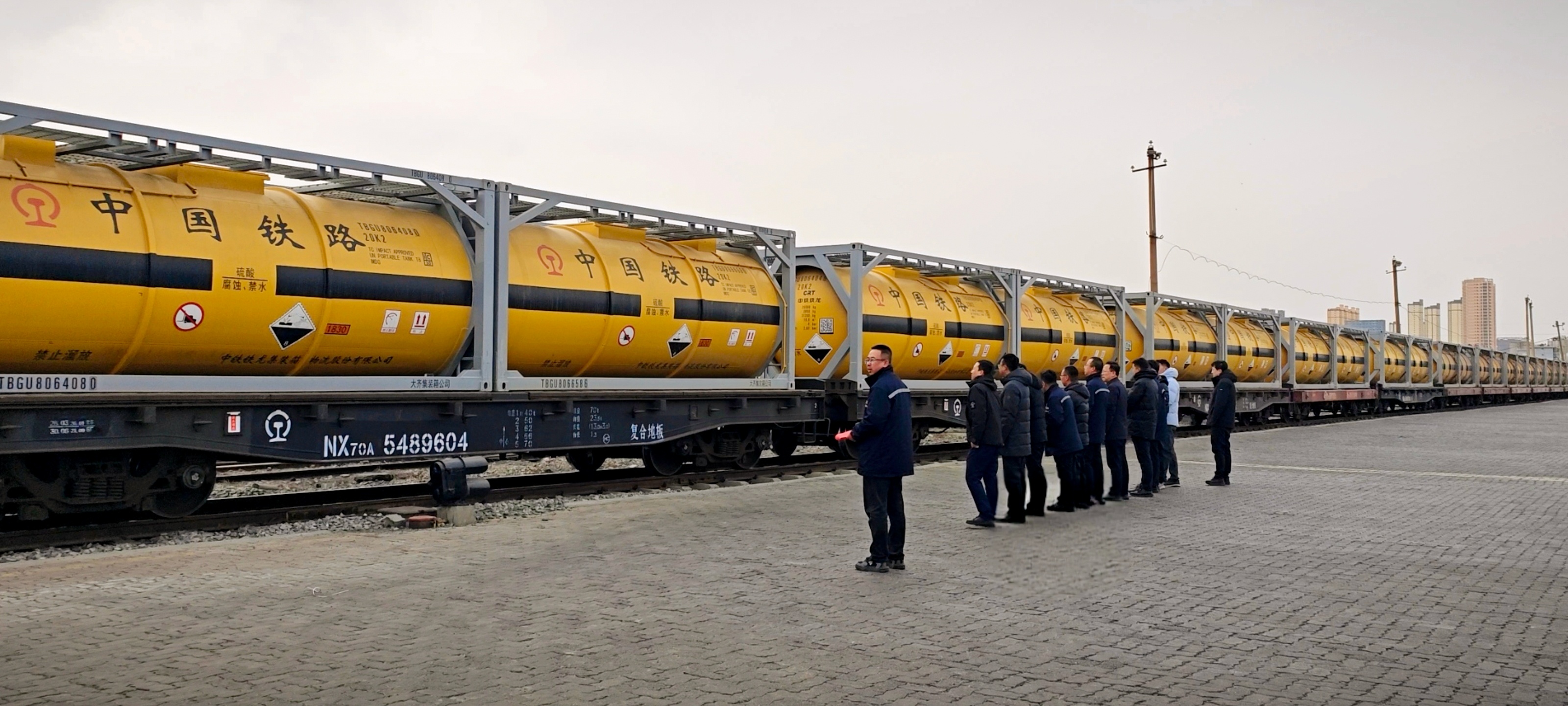 甘肃成功开行首列硫酸罐式集装箱铁路运输专列