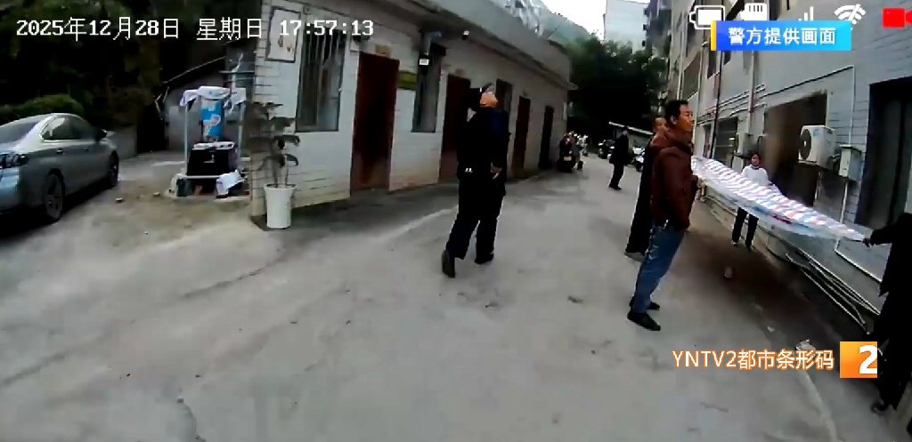 女童独自在家翻窗踏空悬挂五楼，命悬一线之际他们来了