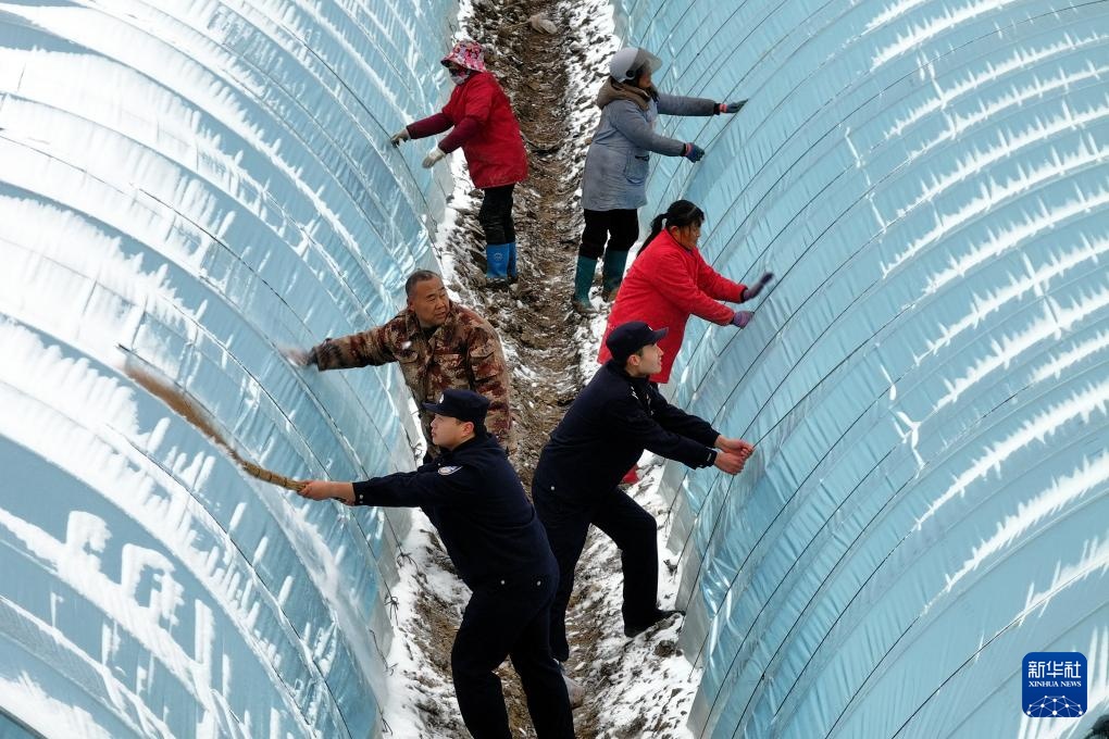 各地积极应对降雪天气