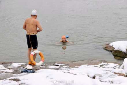 雪天硬核晨练！武汉人汉江湾冬泳迎寒潮