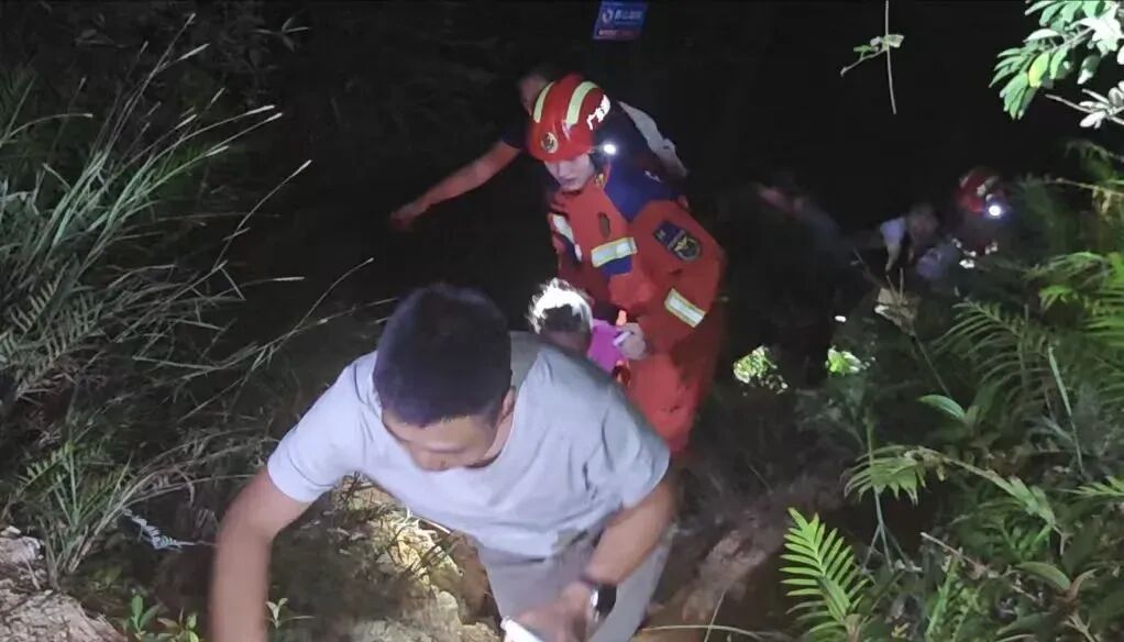 组团登山竟成“荒野求生”，两女生经历了什么？