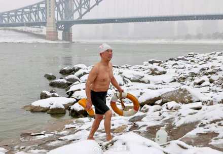 雪天硬核晨练！武汉人汉江湾冬泳迎寒潮