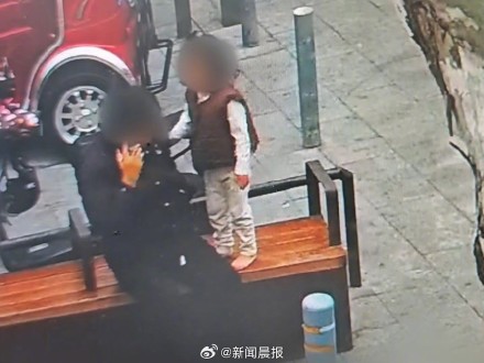 雪中暖心事！上海雪天3岁女童光脚迷路，民警用警服裹住了她