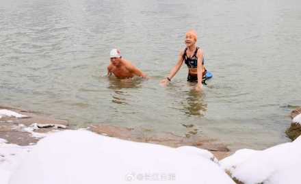 雪天硬核晨练！武汉人汉江湾冬泳迎寒潮