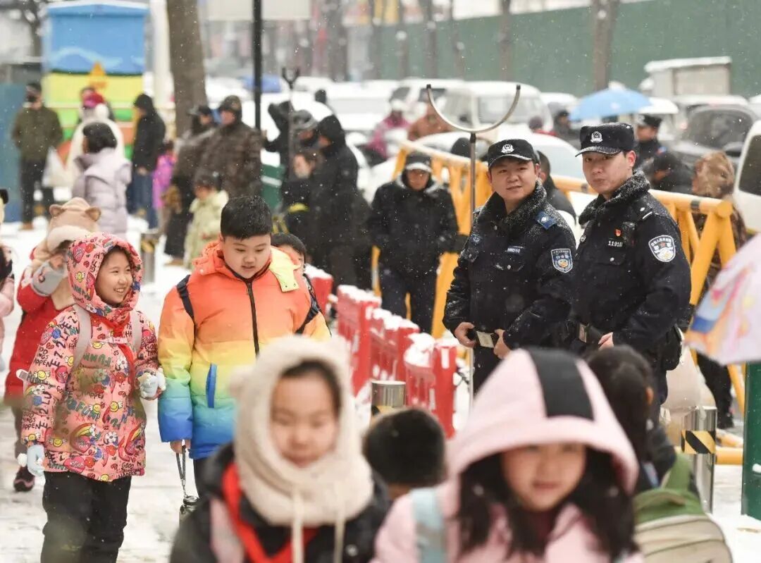 警用无人机喊话：我们将确保每一位游客安全离开！