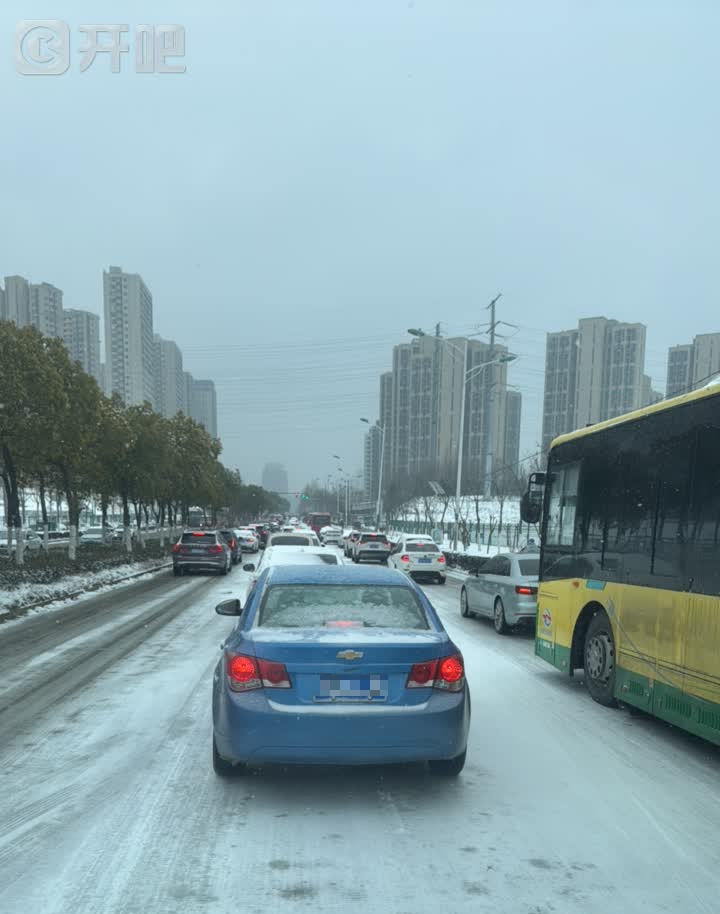 刚刚等到了！西湖下雪了！越下越大！还在继续