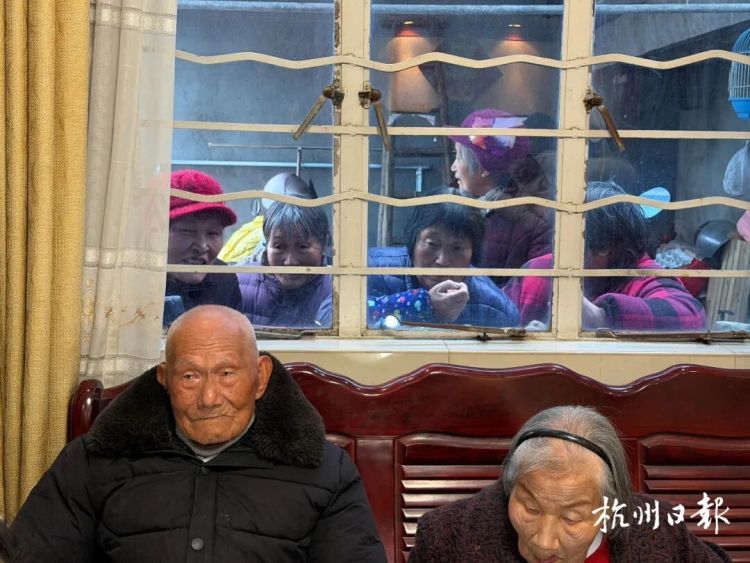 杭州百岁夫妻婚纱照火了！两人同年同月同日生