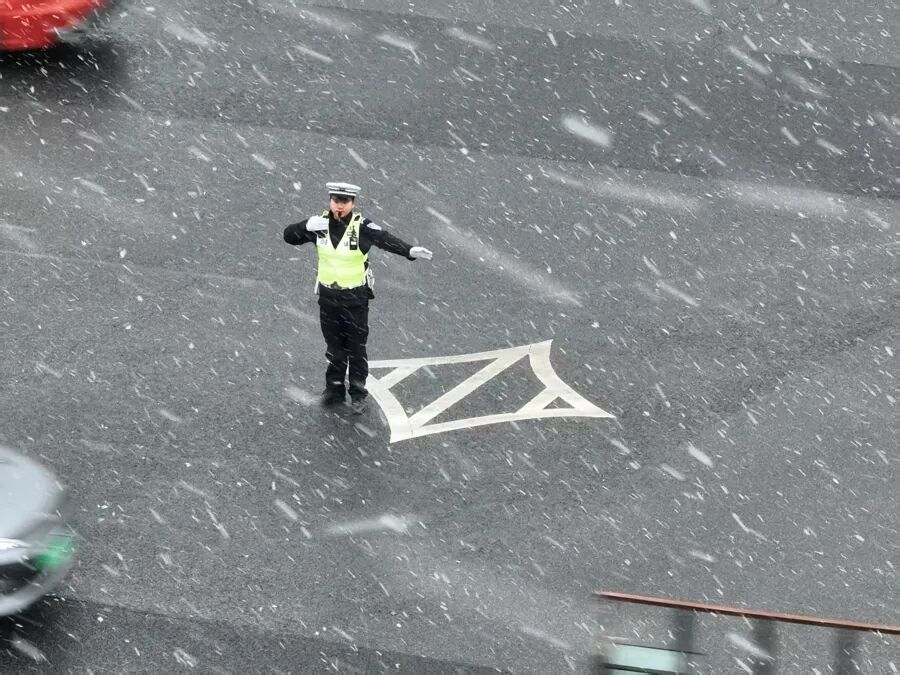 8000人滞留机场！航班停飞、列车停运、景区闭园、路段封闭，多地受雨雪持续影响