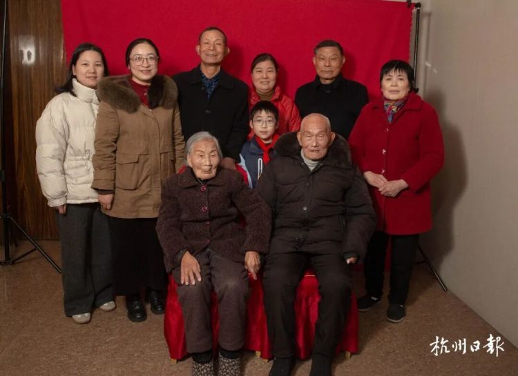 杭州百岁夫妻婚纱照火了！两人同年同月同日生
