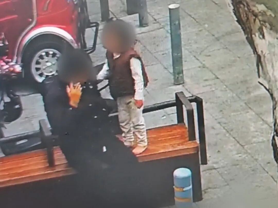 申城飘雪三岁光脚女孩不慎迷路……警民齐心携手上演暖心接力