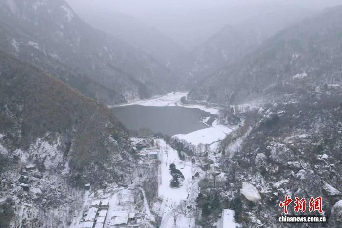 秦岭南北迎强降雪 陕西多景区“闭门谢客”