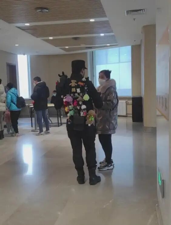 辽宁大连儿童医院一保安全身挂满玩偶，网友认出他是两年前爆火的“玩具侠”