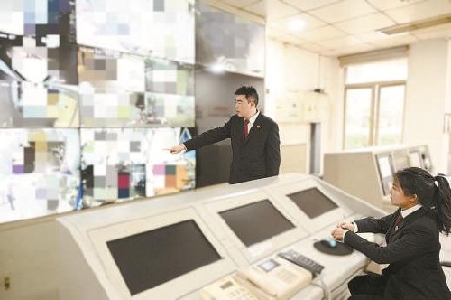 5名外卖骑手用钢管砸折手指，骗保32万余元全员获刑！