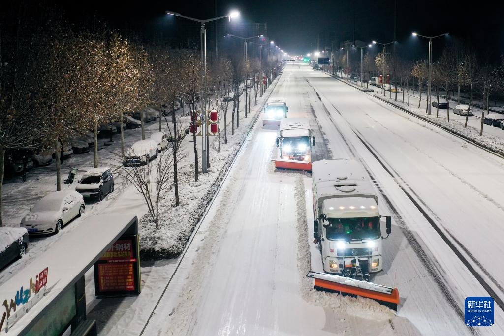 各地积极应对降雪天气