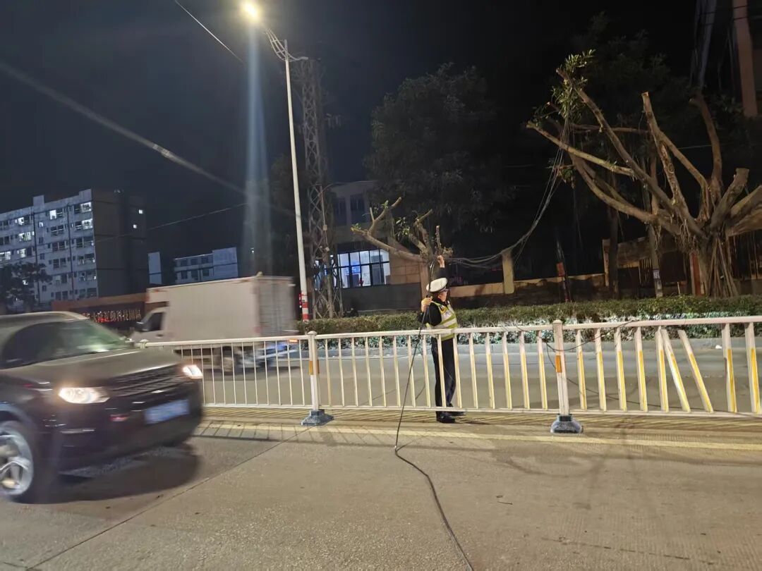 这个“托举哥”火了！车主直呼安全感拉满