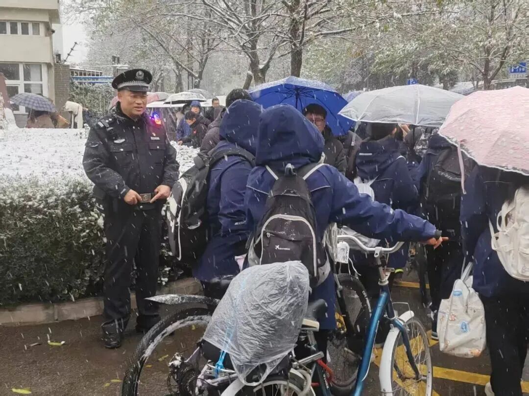 警用无人机喊话：我们将确保每一位游客安全离开！