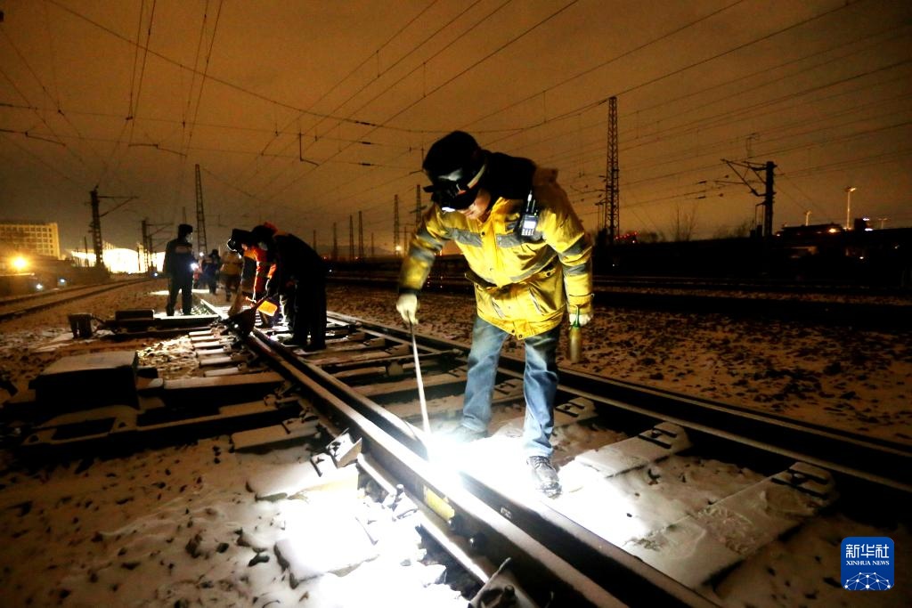 各地积极应对降雪天气