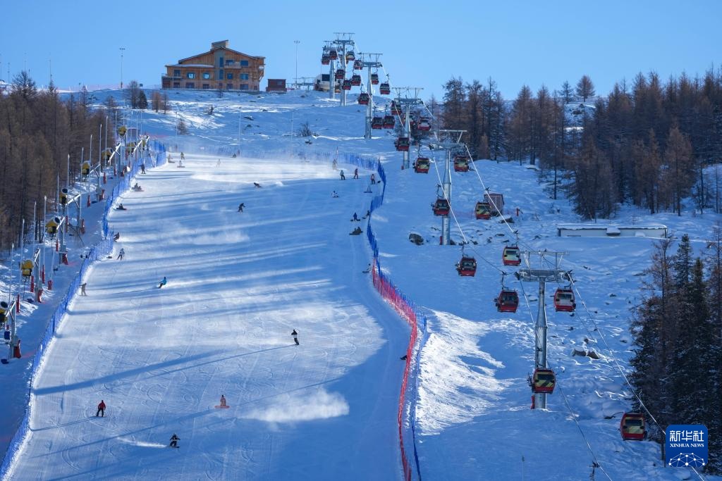 新疆阿勒泰：寒潮来袭 滑雪热情不减