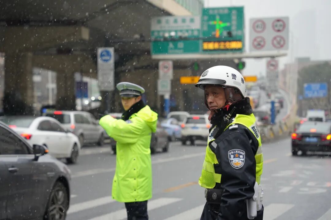早高峰的街头巷尾，我们要“曝光”这群小绿人！