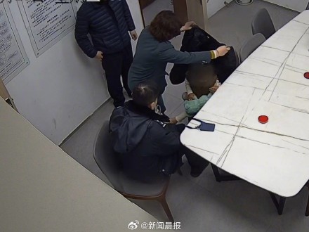 雪中暖心事！上海雪天3岁女童光脚迷路，民警用警服裹住了她