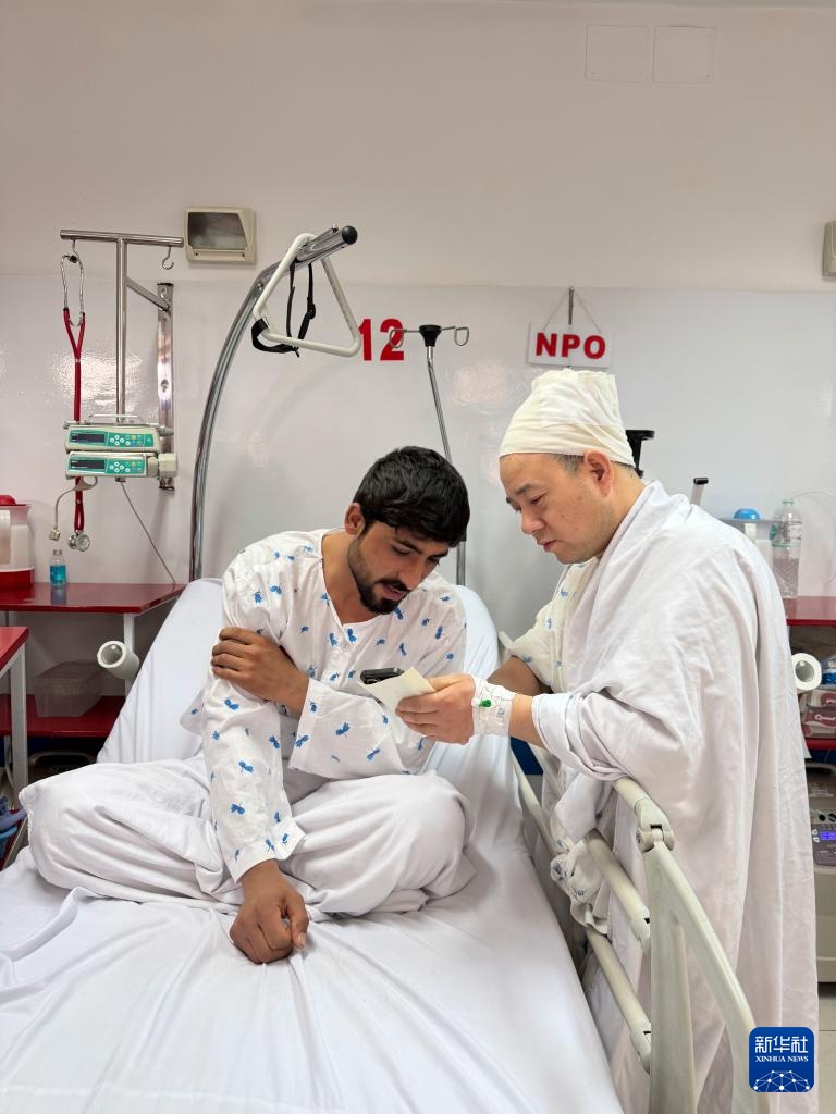 喀布尔爆炸事件伤者接受治疗