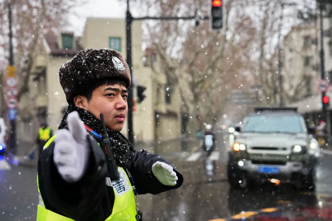 早高峰的街头巷尾，我们要“曝光”这群小绿人！
