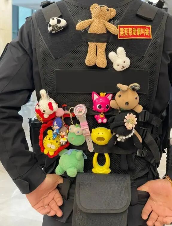 辽宁大连儿童医院一保安全身挂满玩偶，网友认出他是两年前爆火的“玩具侠”