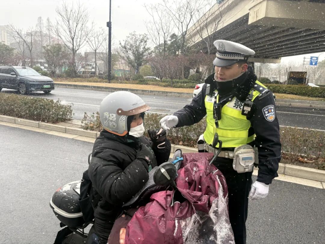 早高峰的街头巷尾，我们要“曝光”这群小绿人！