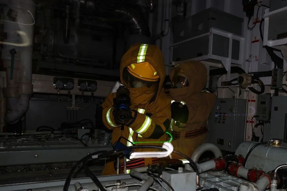 迎风踏浪战海天