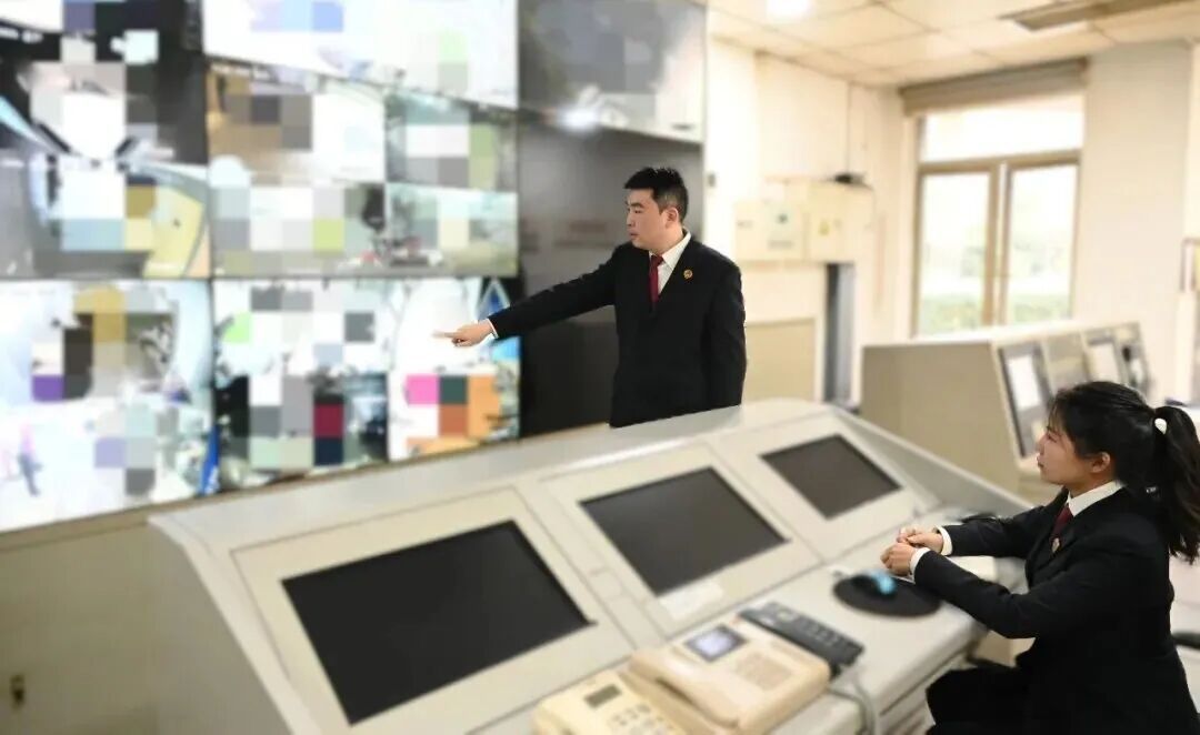 多名外卖骑手用钢管将手指砸骨折，骗取3家保险公司32万余元