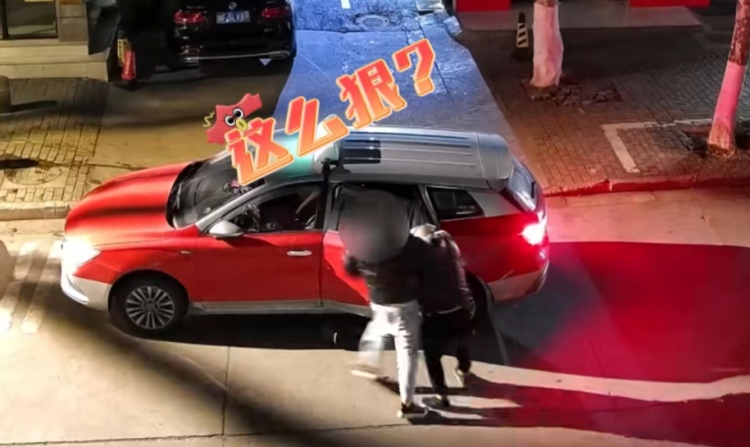 画面曝光！男子“发疯”追打出租车司机，钻进驾驶室连撞两车！警方：刑拘