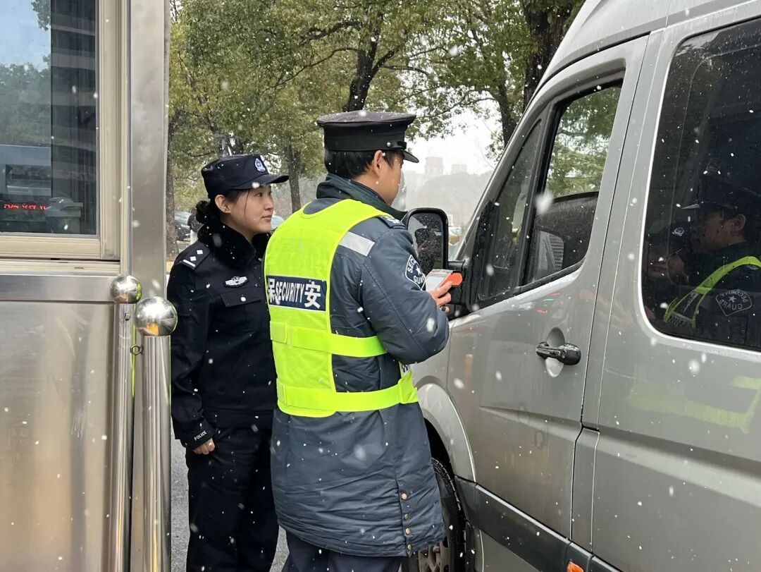 早高峰的街头巷尾，我们要“曝光”这群小绿人！