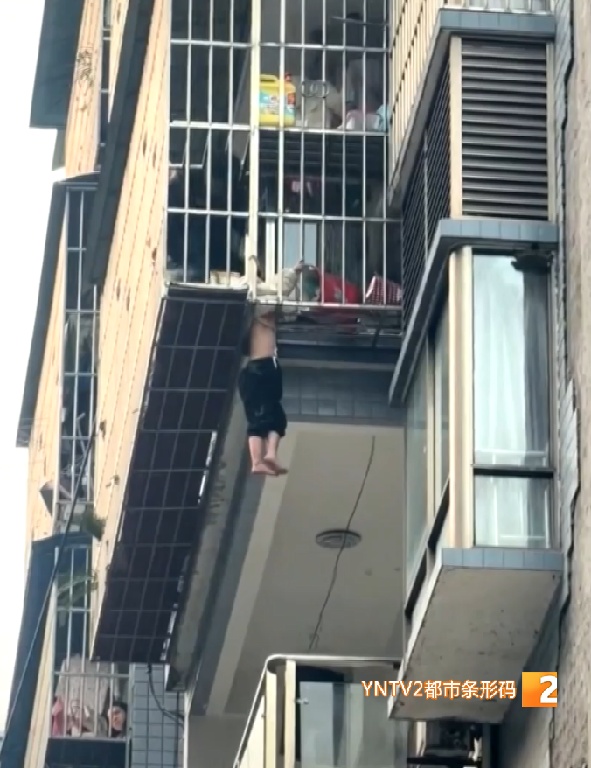 女童独自在家翻窗踏空悬挂五楼，命悬一线之际他们来了