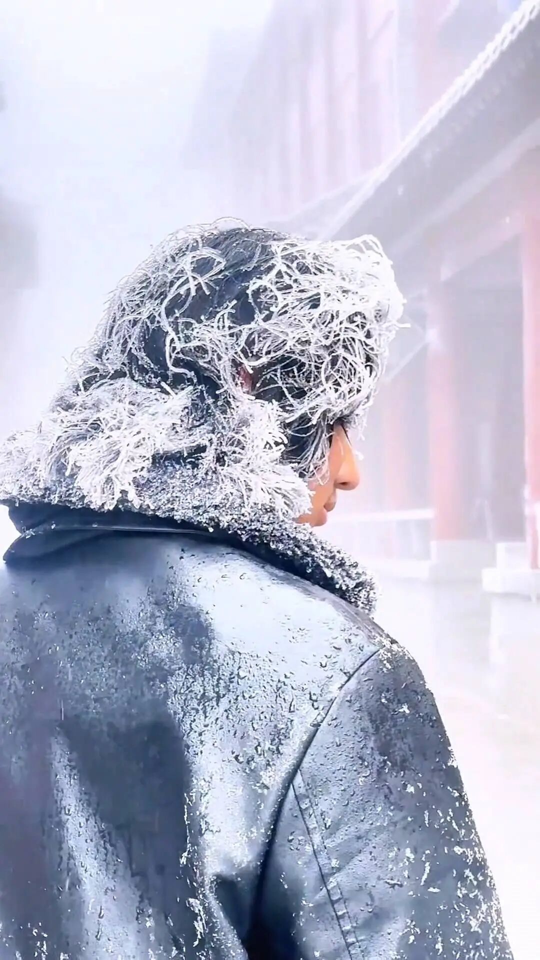 泰山“雾凇上头”？！小伙爬泰山，头发结雾凇成“冰皇冠”