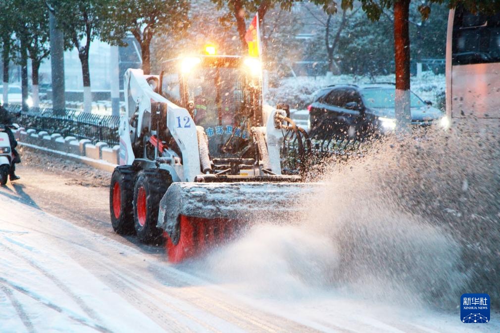 各地积极应对降雪天气