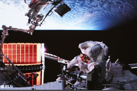 “谢谢你，舱外服B”