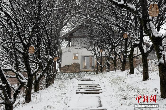秦岭南北迎强降雪 陕西多景区“闭门谢客”