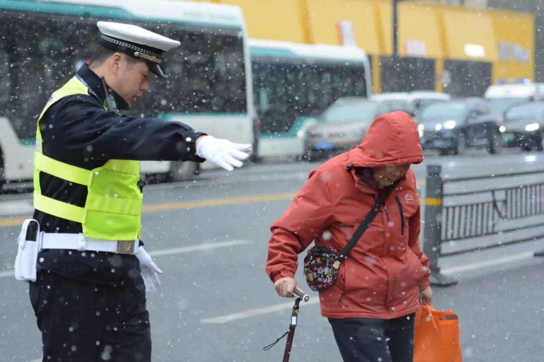 早高峰的街头巷尾，我们要“曝光”这群小绿人！