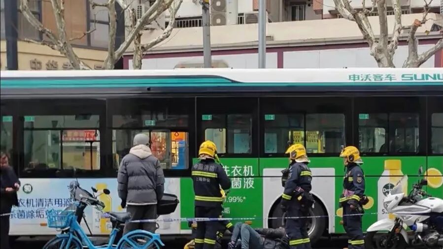 沪上早高峰突发意外！一男子手臂被公交轮碾压、动弹不得……重要提醒