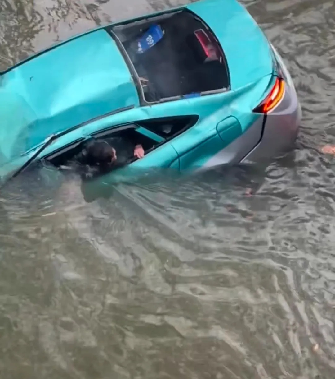 杭州一出租车冲进河道，63岁大伯寒风中纵身一跃，成功救起两名落水者