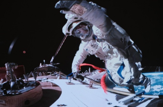 “谢谢你，舱外服B”