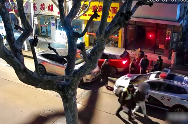 画面曝光！男子“发疯”追打出租车司机，钻进驾驶室连撞两车！警方：刑拘