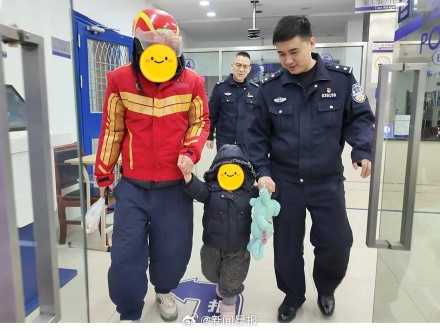 雪中暖心事！上海雪天3岁女童光脚迷路，民警用警服裹住了她