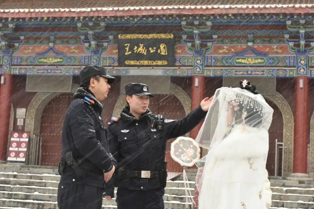 警用无人机喊话：我们将确保每一位游客安全离开！