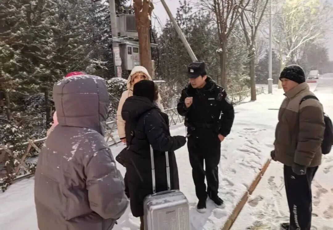 警用无人机喊话：我们将确保每一位游客安全离开！